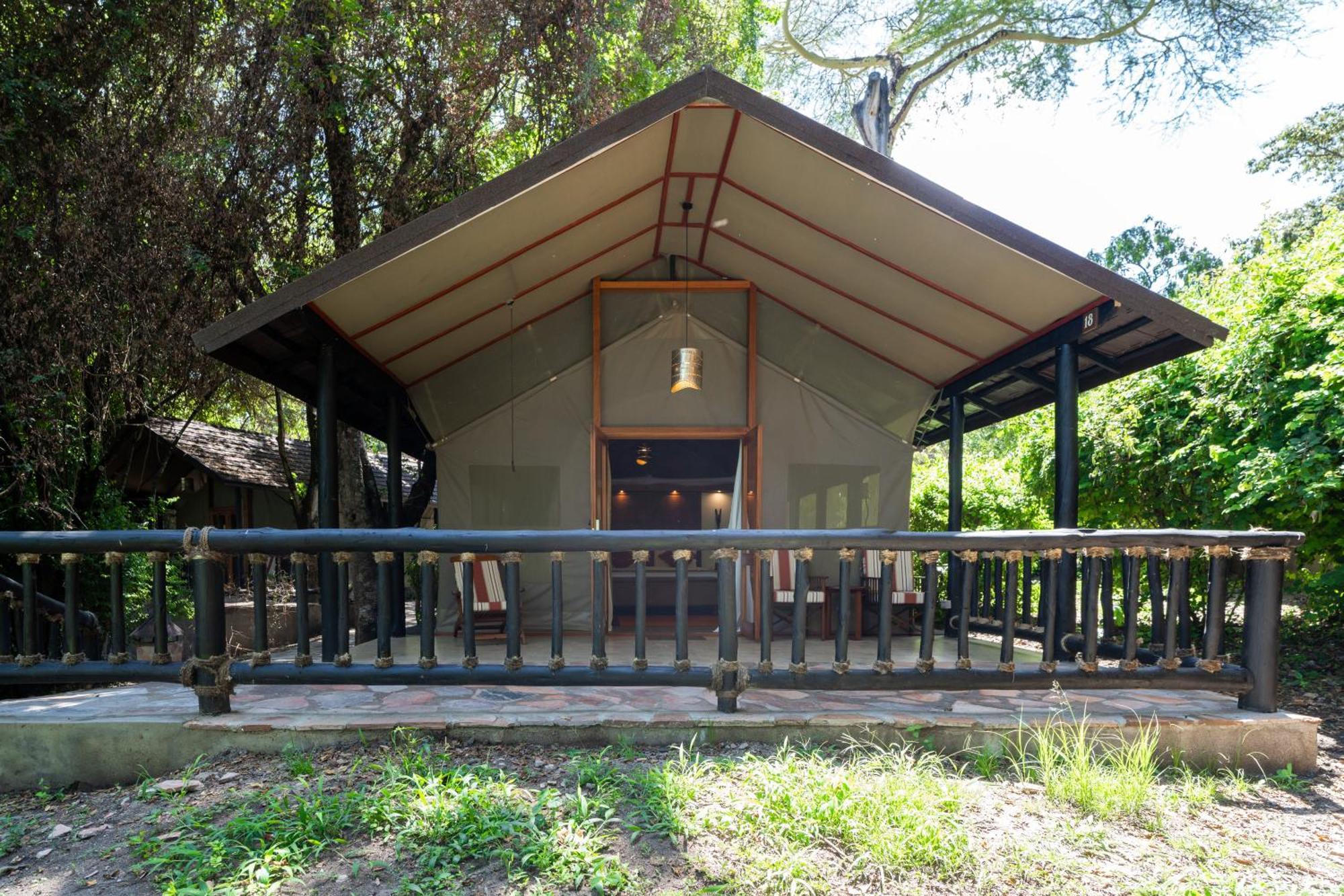 SAROVA MARA GAME CAMP