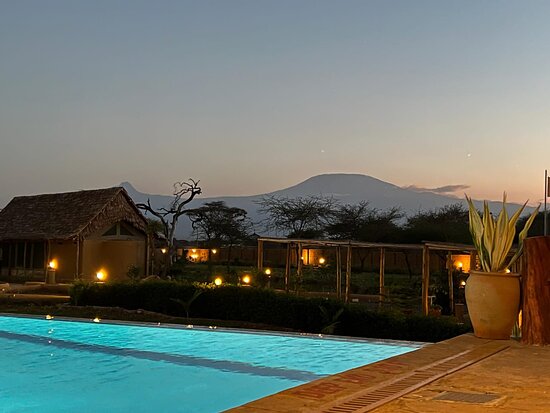 HUNTERS LUXURY MANOR SWIMMING POOL