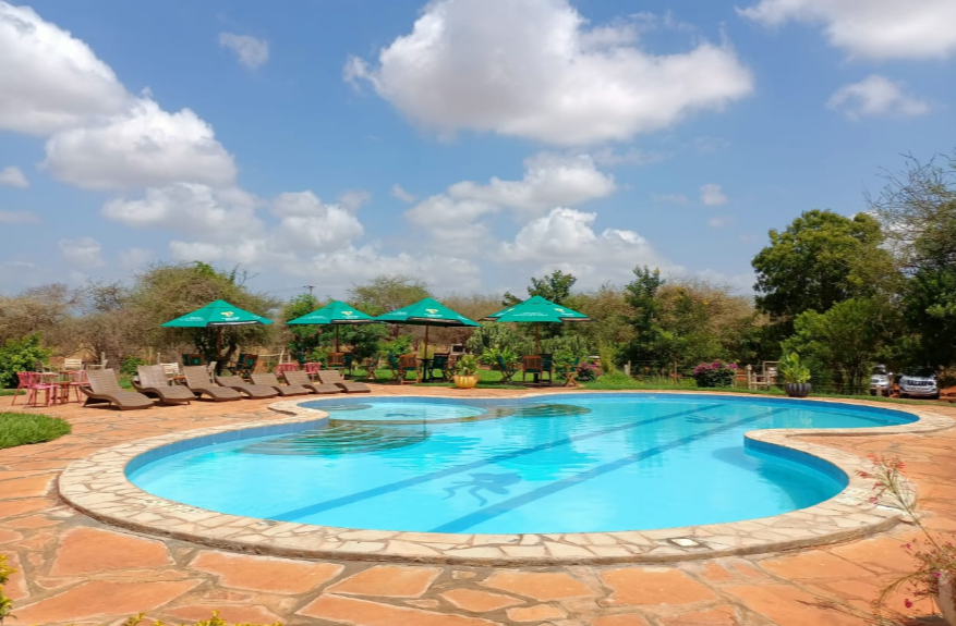 NGUTUNI SAFARI LODGE SWIMMING POOL